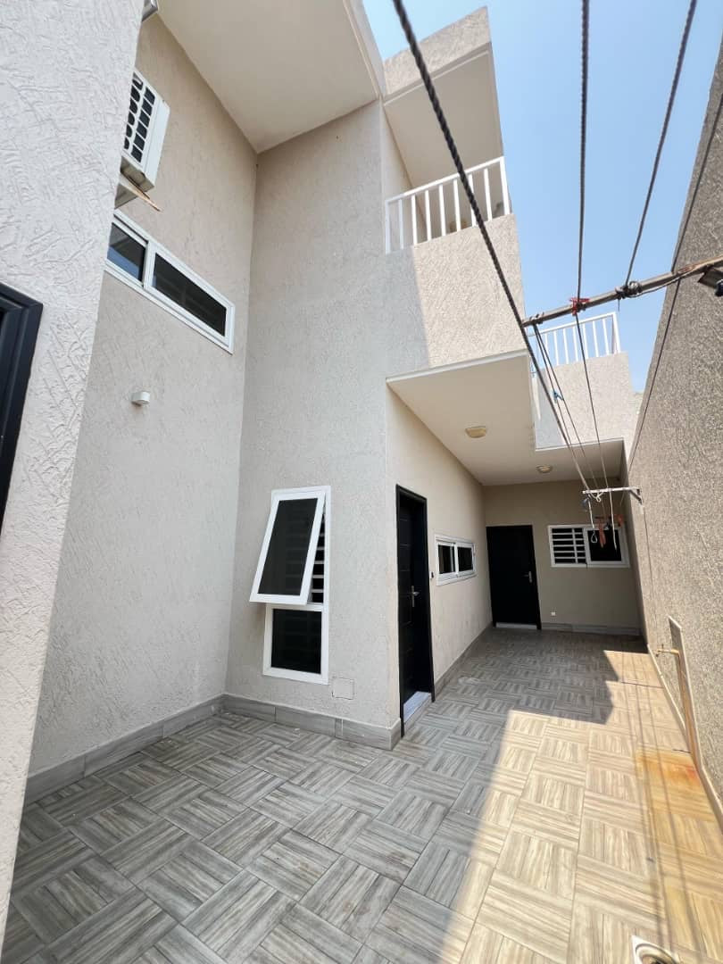 VILLA 8 PIÈCES À VENDRE À LOMÉ - BAGUIDA, CÔTÉ PLAGE