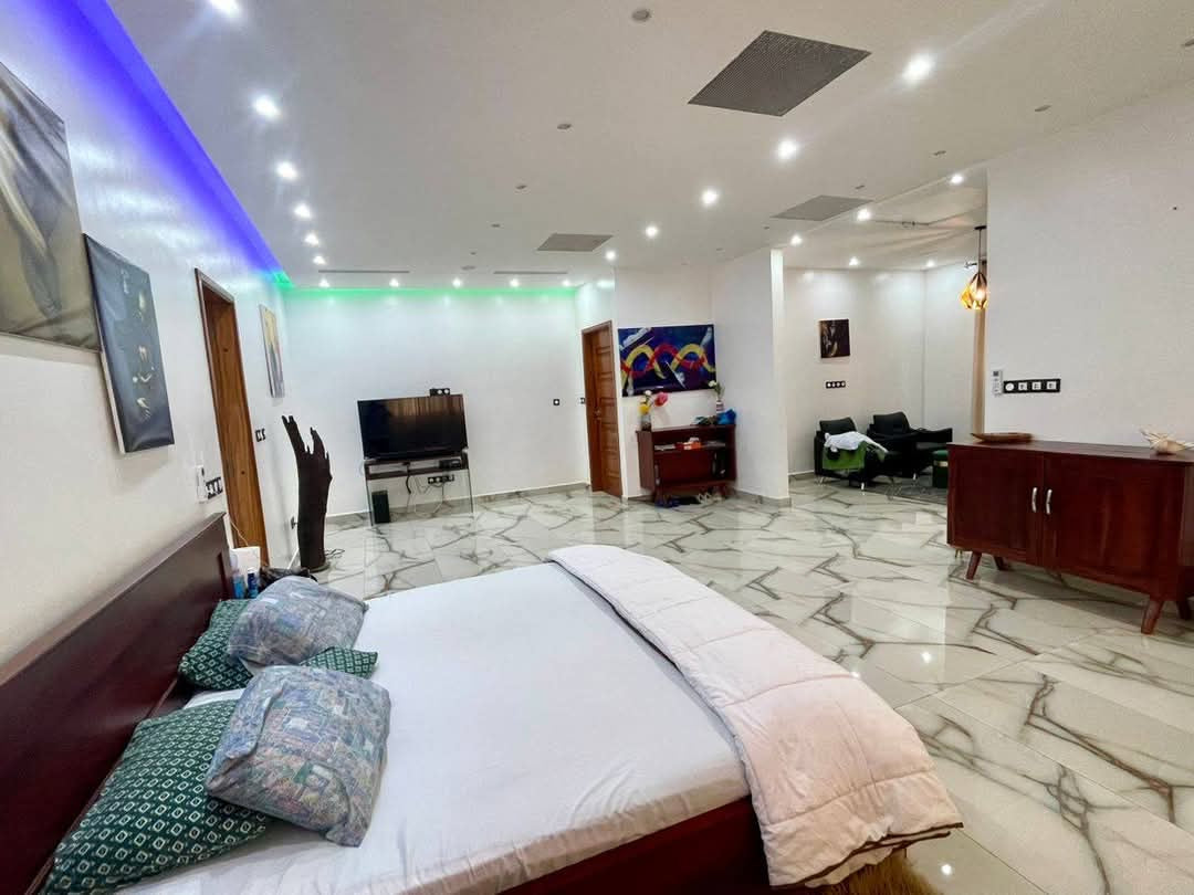 À VENDRE – VILLA MEUBLÉE DE 6 PIÈCES AVEC PISCINE, SALLE DE SPORT & ROOFTOP À ZANGUERA UCAO – 260 MILLIONS FCFA