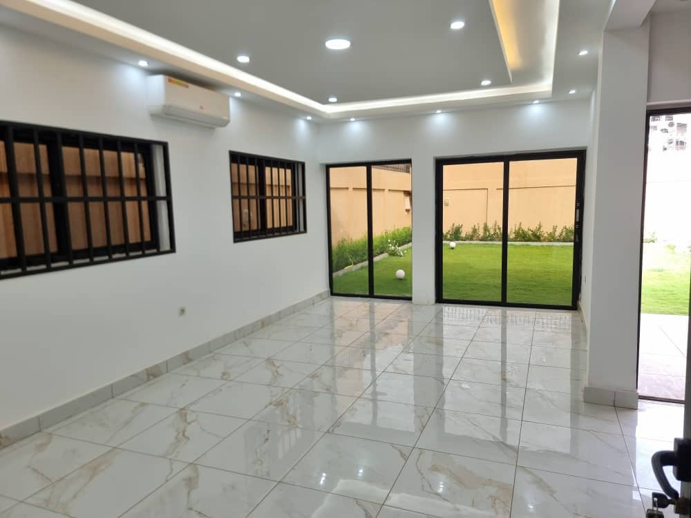 VILLA 7 PIÈCES À LOUER À ADIDOGOMÉ AMADAHOMÉ – 700.000 FCFA