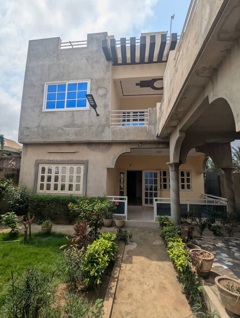 VILLA DUPLEX À VENDRE À AGOÈ – 6 CHAMBRES, 2 SALONS – 55 MILLIONS (FRAIS INCLUS)