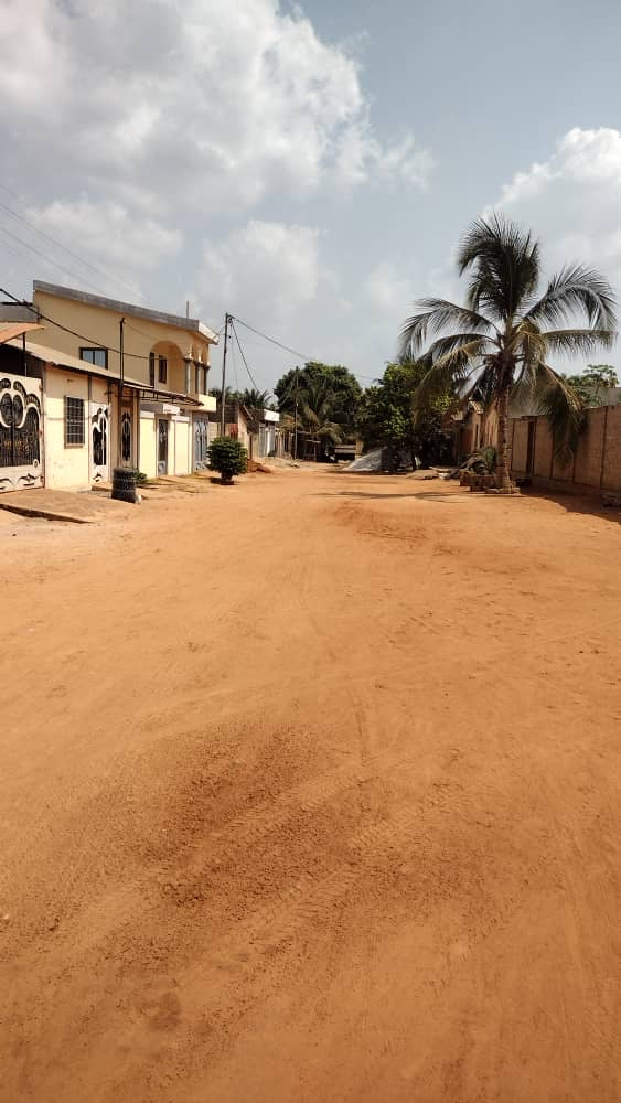 TERRAIN CLÔTURÉ À VENDRE À AGOÈ LÉGBASSITO – ANGLE RUE