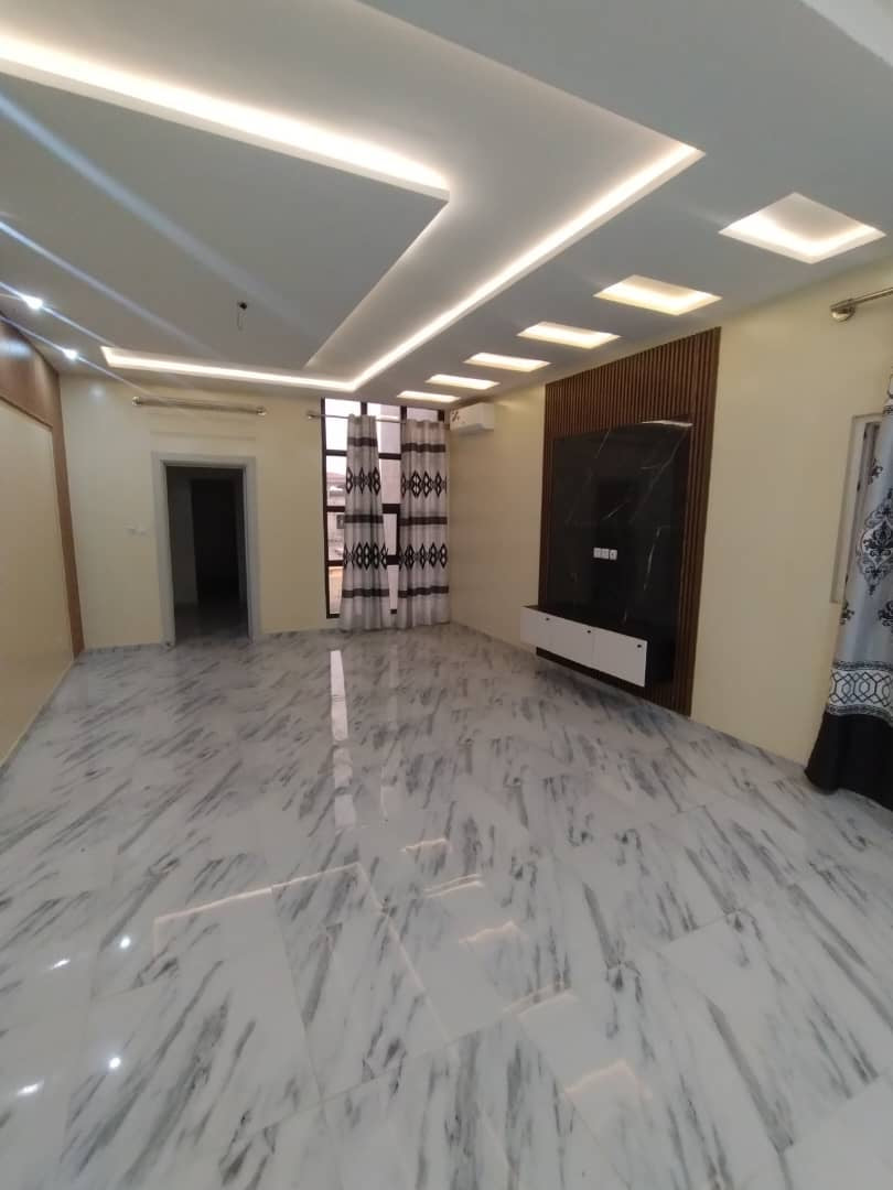 À LOUER – VILLA DUPLEX DE 6 PIÈCES | AGOÈ 2 LIONS | 700.000 F/MOIS