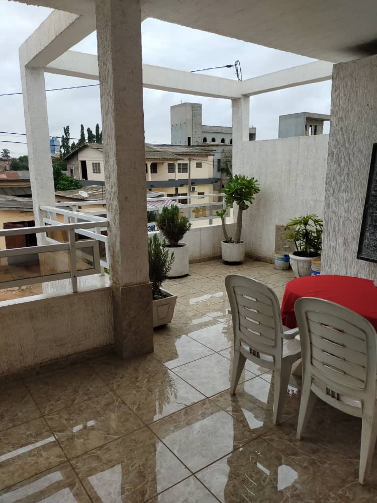 APPARTEMENTS À VENDRE À TOTSI – 5 CHAMBRES + 2 DÉPENDANCES