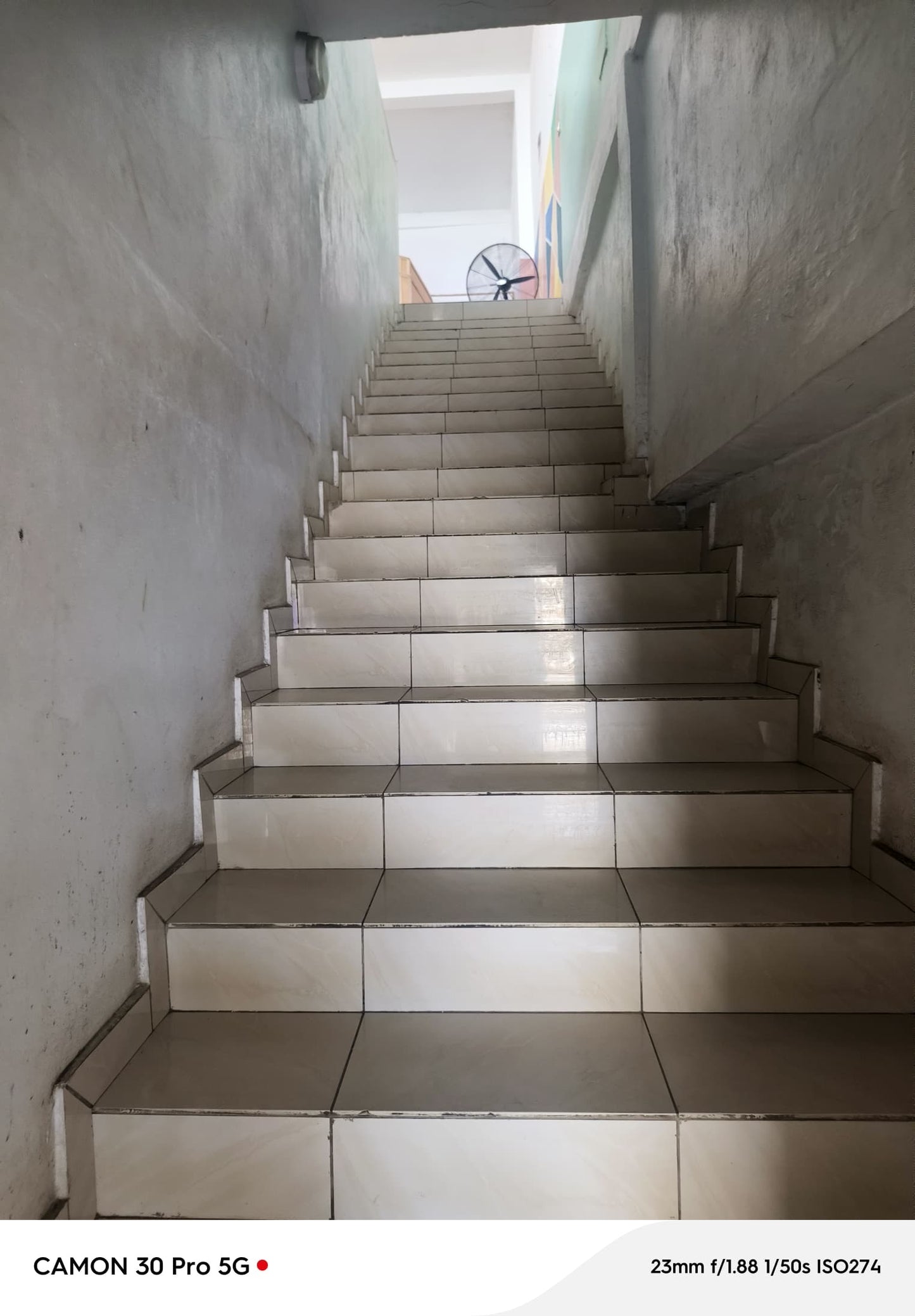 À VENDRE – IMMEUBLE POLYVALENT DE 27 PIÈCES À BÈ KPOTA EN BORDURE DE ROUTE – 353M² – 300 MILLIONS FCFA