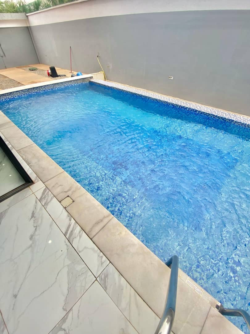 À LOUER – VILLA MEUBLÉE DE 5 PIÈCES AVEC PISCINE ET JARDIN À AGOÈ FIL O PARK – 1.000.000F CFA/MOIS