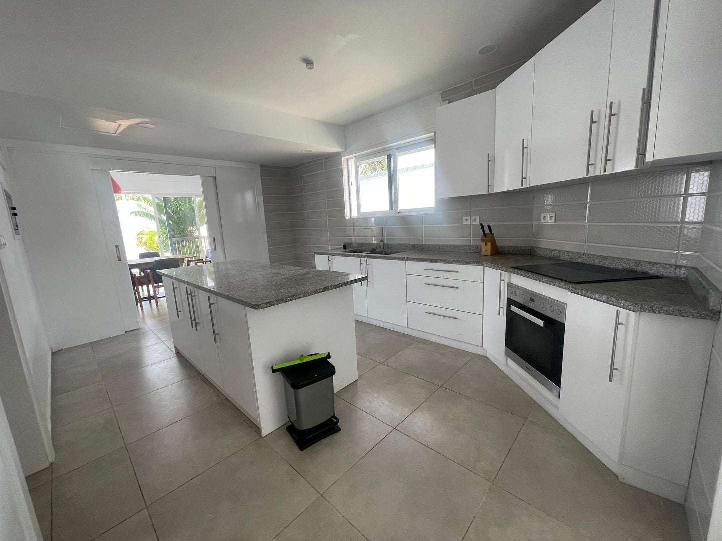 VILLA 5 CHAMBRES AVEC PISCINE À LOUER À LOMÉ - KODJOVIAKOPÉ (MEUBLÉE & NON MEUBLÉE)