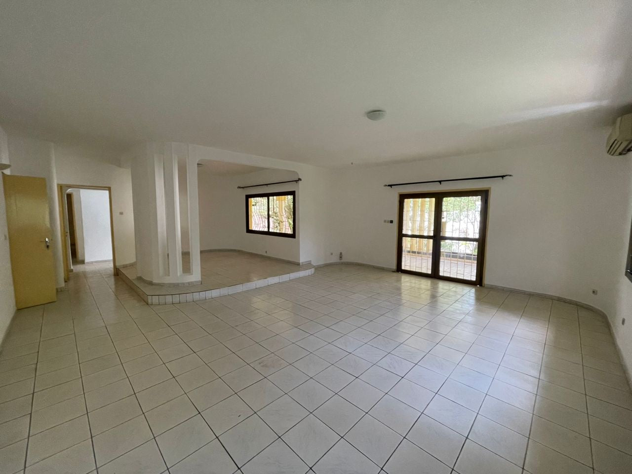 À LOUER – Villa 10 pièces avec piscine sur 900 m² à La Caisse (Résidence du Bénin) | 1.200.000 FCFA/mois