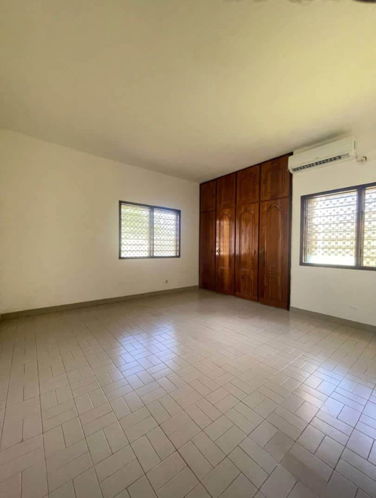 À LOUER – VILLA DE 7 PIÈCES AVEC JARDIN ET GARAGE À DJIDJOLÉ PHARMACIE | 450 000 FCFA/MOIS