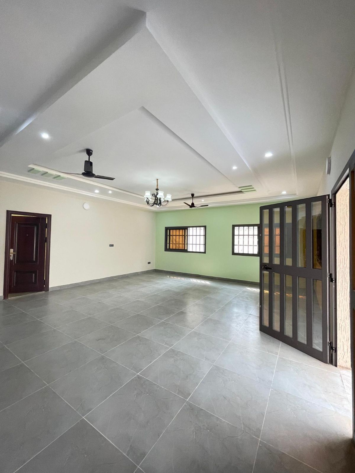 KPOGAN – VILLA 6 CHAMBRES À LOUER À 400 000 FCFA/MOIS