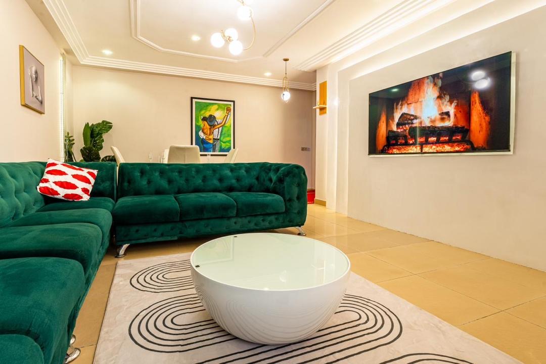 À LOUER – Appartement meublé 2 pièces à Baguida, au bord de la Nationale N°2 | Wi-Fi, Canal+, sécurité | 400.000 FCFA/mois