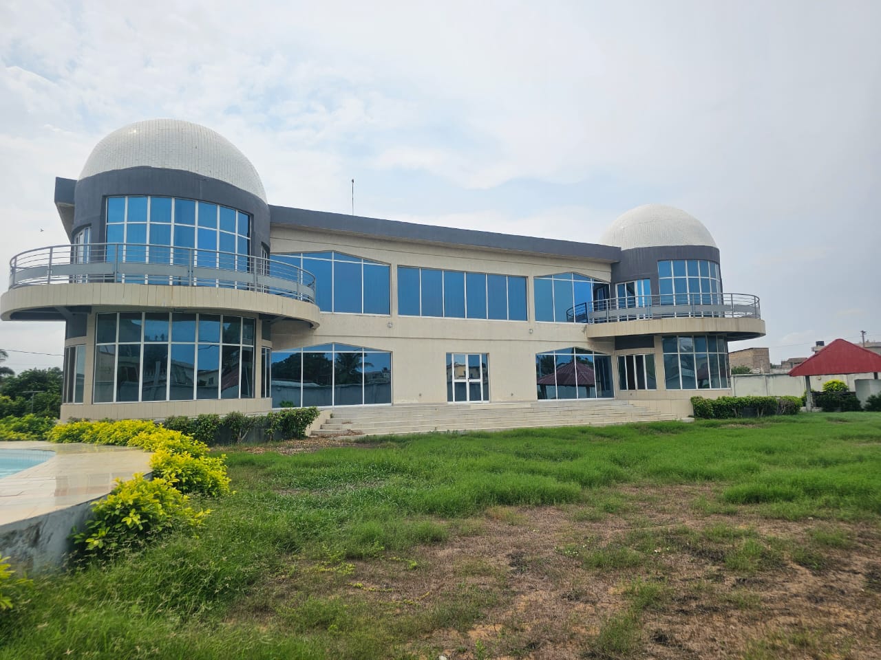 À VENDRE – Villa 13 pièces avec piscine et rooftop à Kpogan Agodéké | 3600 m² (6 lots) | 650 millions FCFA