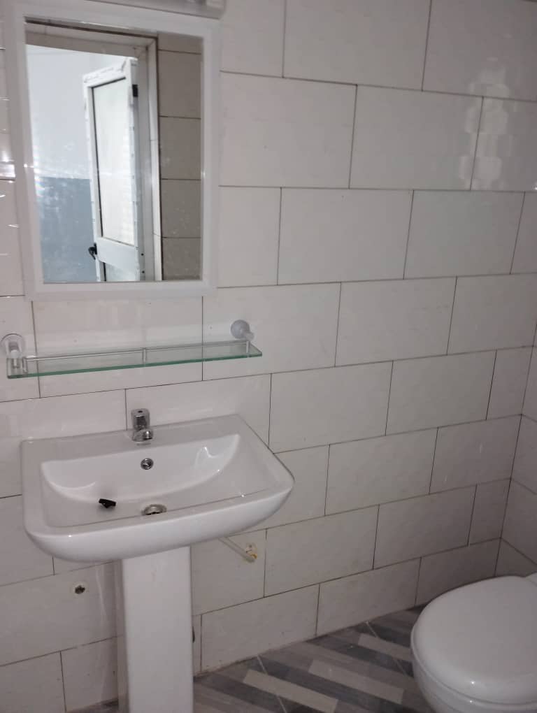 À VENDRE : VILLA DUPLEX DE 5 PIÈCES SUR 300 m² À AGBATA (CÔTÉ NON PLAGE)