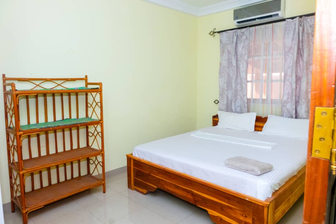 À LOUER – VILLA MEUBLÉE 4 PIÈCES (3 CHAMBRES, 1 SALON) AVEC DÉPENDANCE À HEDZRANAWOÉ