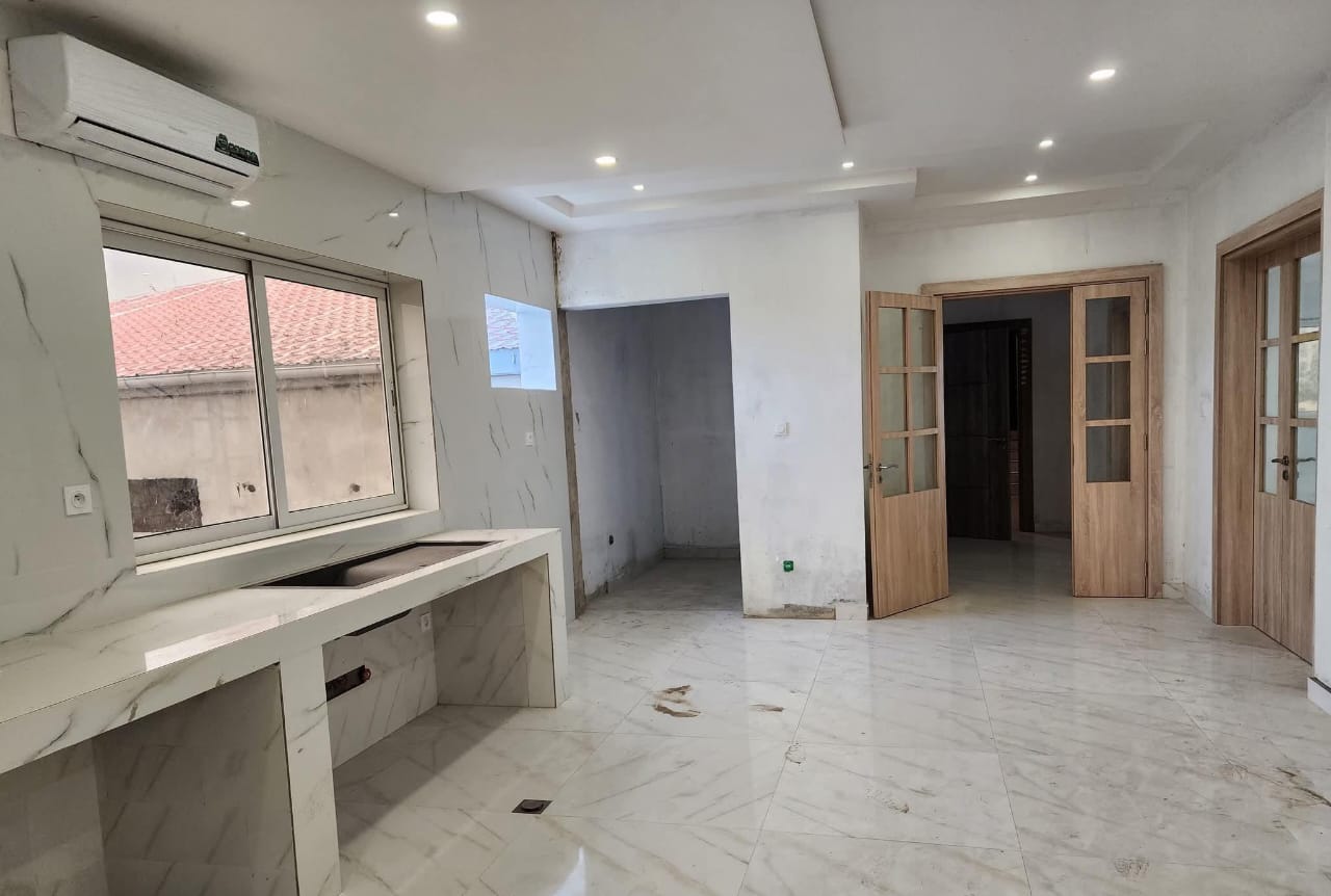 À VENDRE – Villa ou immeuble R+4 de 34 pièces à Kodjoviakopé | 700 m² | Titre foncier | 1,5 milliard FCFA