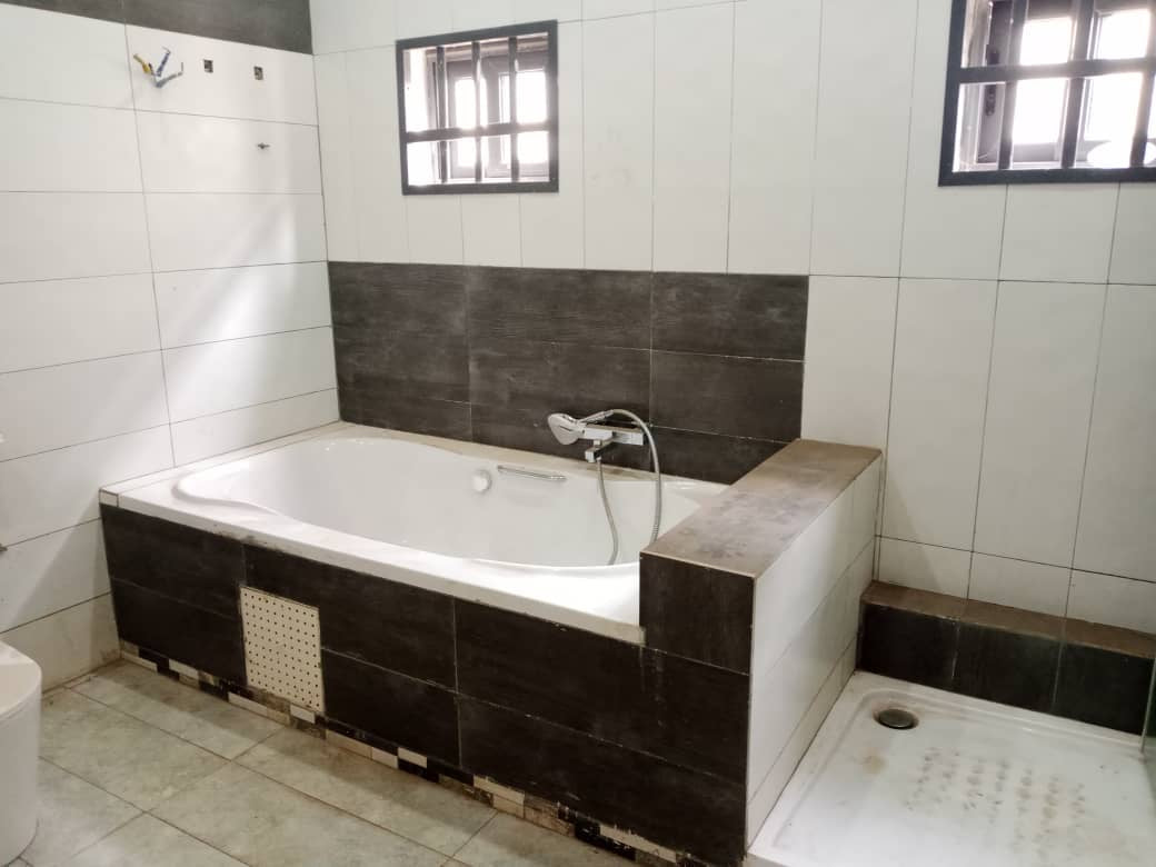 VILLA DE 11 PIÈCES À LOUER À ADIDOGOMÉ – IDÉALE POUR HABITATION OU SIÈGE D’ENTREPRISE