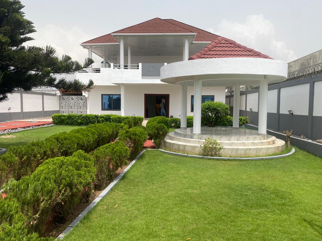 VILLA MEUBLÉE À LOUER À KPOGAN (8 PIÈCES, 5 CHAMBRES, 3 CUISINES)
