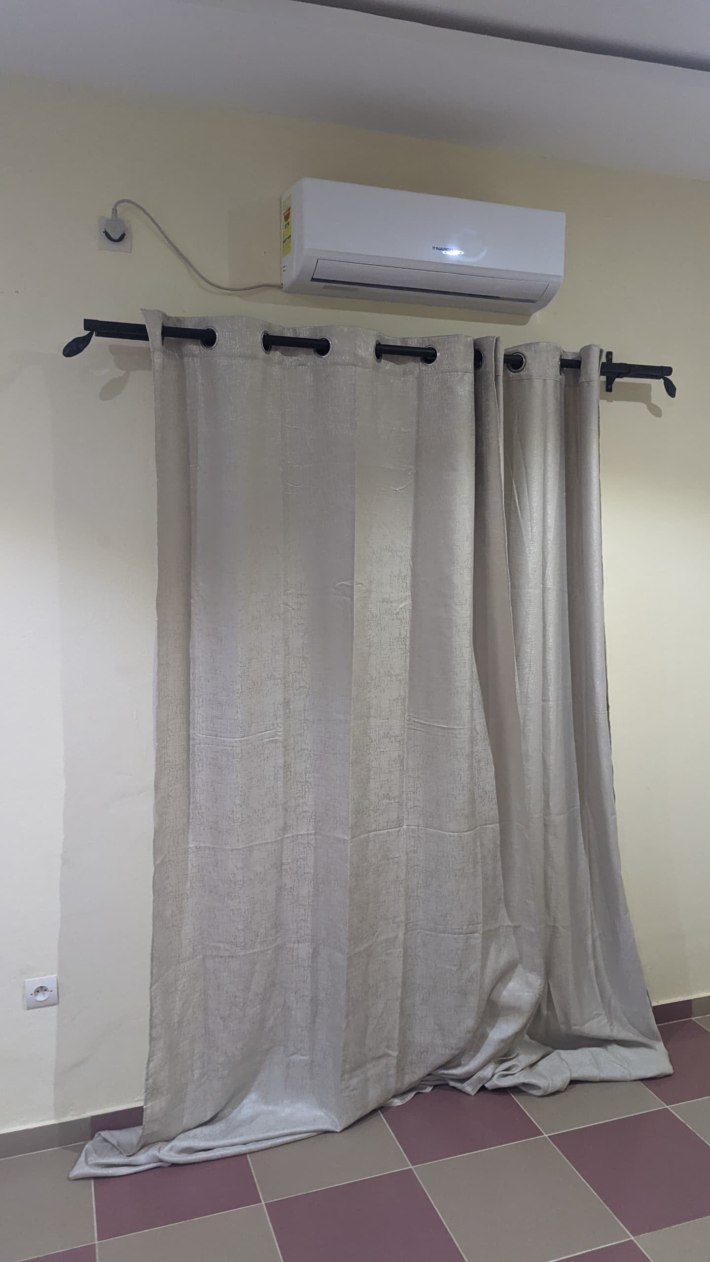 À LOUER – APPARTEMENT MEUBLÉ DE 4 PIÈCES AVEC GARAGE PRIVÉ À ADIDOGOMÉ