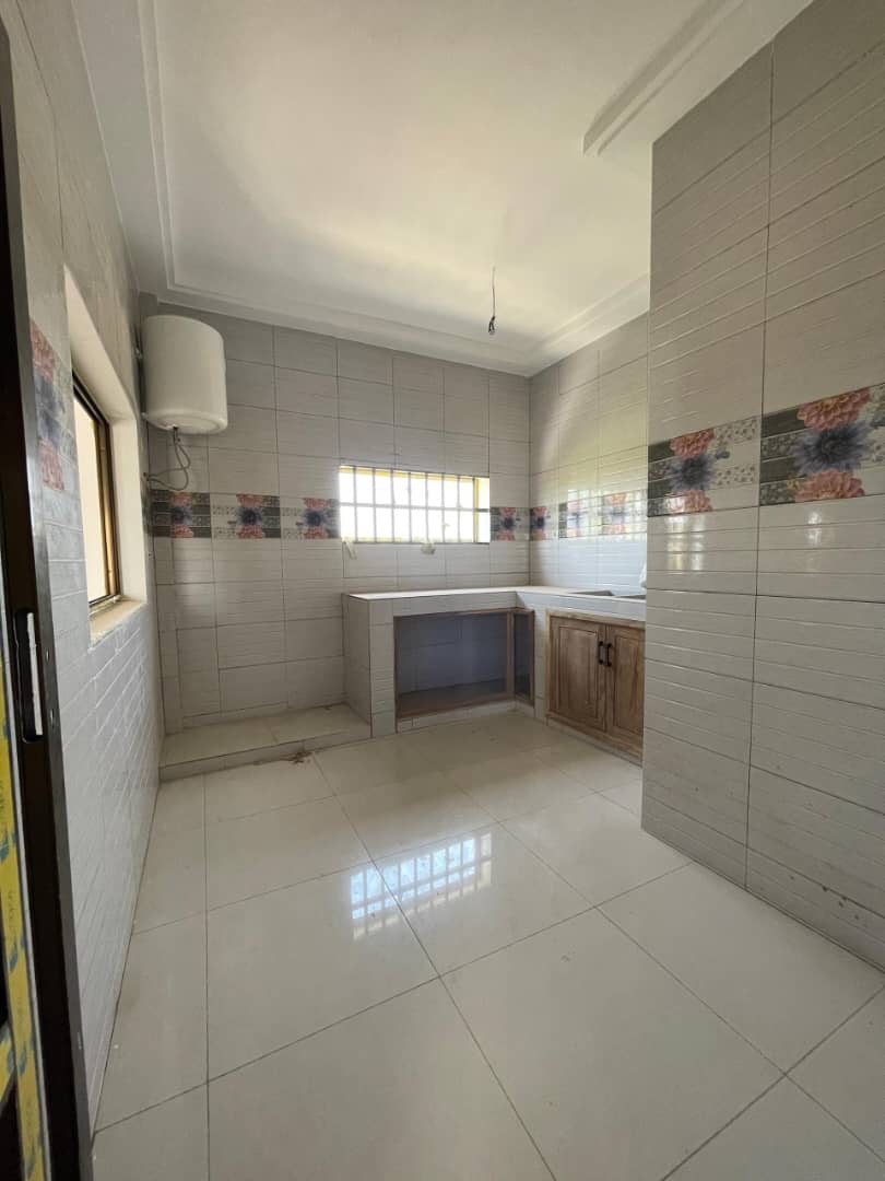 UN GRAND IMMEUBLE COMMERCIAL À VENDRE À ADIDOGOMÉ AWATAMÉ - 23 PIÈCES