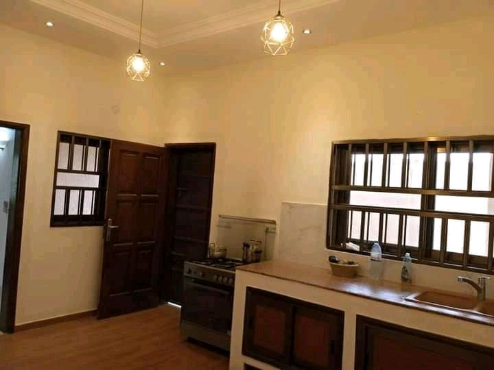 VILLA 6 PIÈCES À VENDRE À AGOÈ SOGBOSSITO – 1KM DU GOUDRON