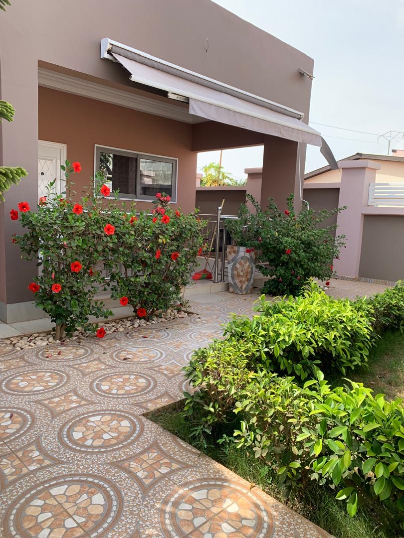 VILLA DE 2 CHAMBRES À VENDRE À LA CITÉ MOKPOKPO, ADIDOGOMÉ – DEMI LOT ANGLE RUE