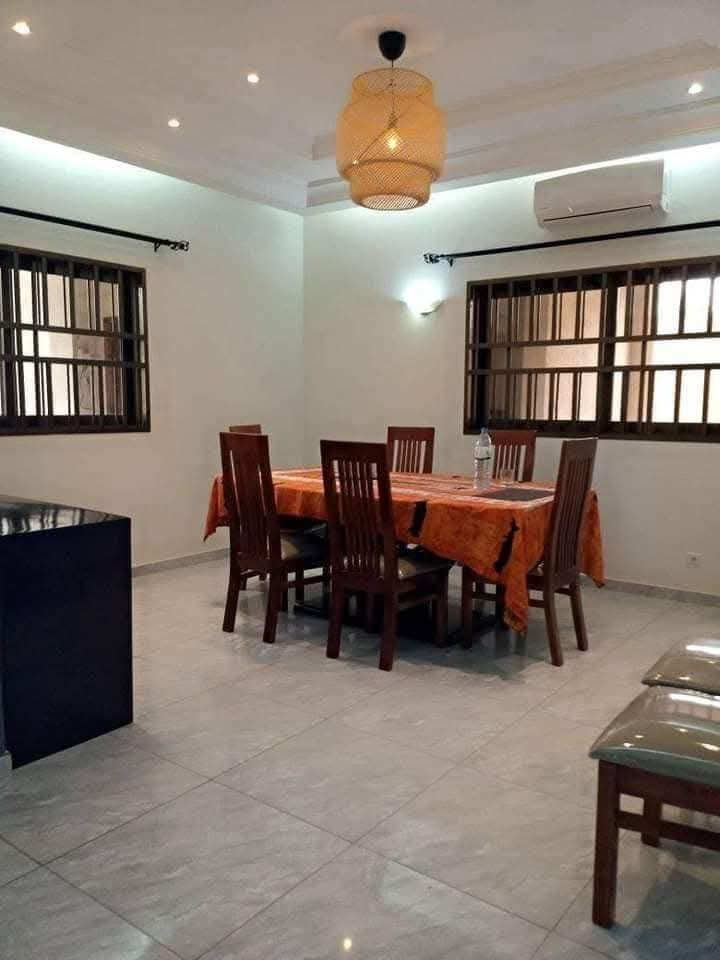 VILLA 6 PIÈCES À VENDRE À AGOÈ SOGBOSSITO – 1200 m² | TITRE FONCIER