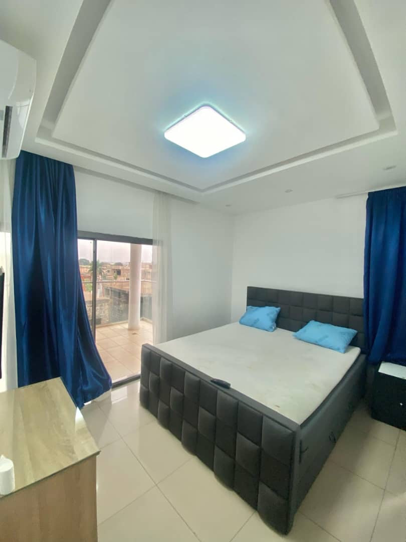 À LOUER – VILLA MEUBLÉE DE 5 PIÈCES AVEC PISCINE ET JARDIN À AGOÈ FIL O PARK – 1.000.000F CFA/MOIS