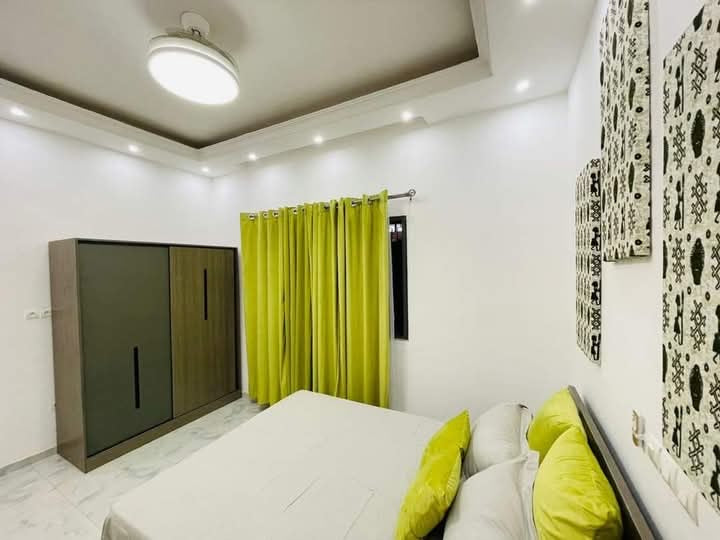 À LOUER – VILLA MEUBLÉE 5 PIÈCES (3 CHAMBRES, 2 SALONS) HAUT STANDING À AGOE RÉSERVE