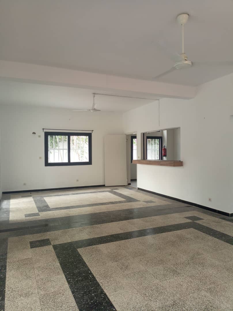 À LOUER : VILLA DUPLEX 5 CHAMBRES + PISCINE À KODJOVIAKOPE – 1 000 000 F/MOIS