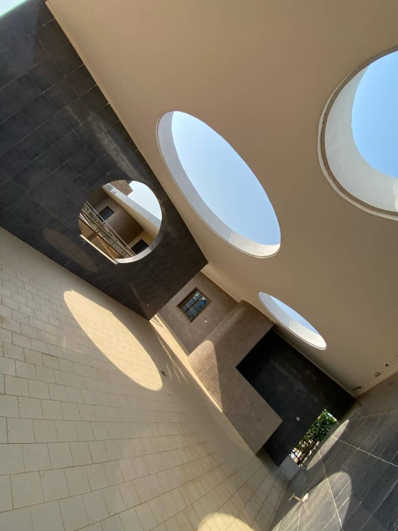 VILLA 9 PIÈCES À LOUER À TOTSI-ADIDOADIN – 350M DU GOUDRON