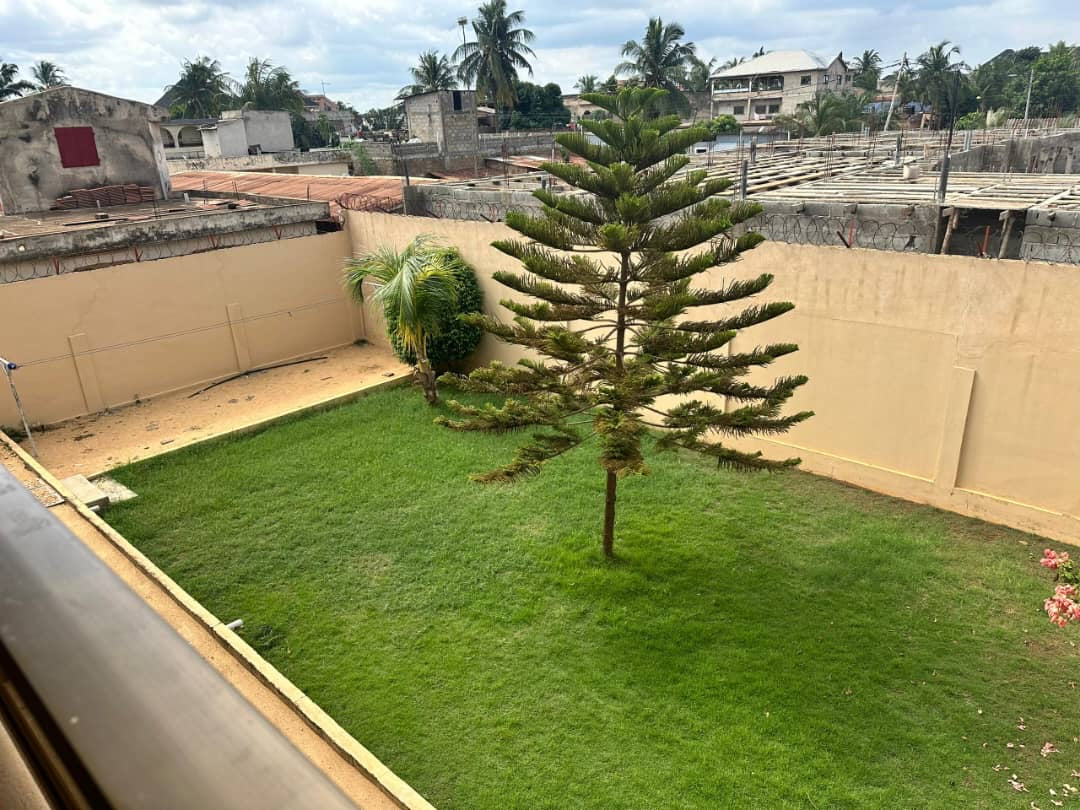 VILLA R+1 DE 6 CHAMBRES À VENDRE À AGOE ANOMÉ – 662 M² – VUE SUR GOUDRON – 200 MILLIONS