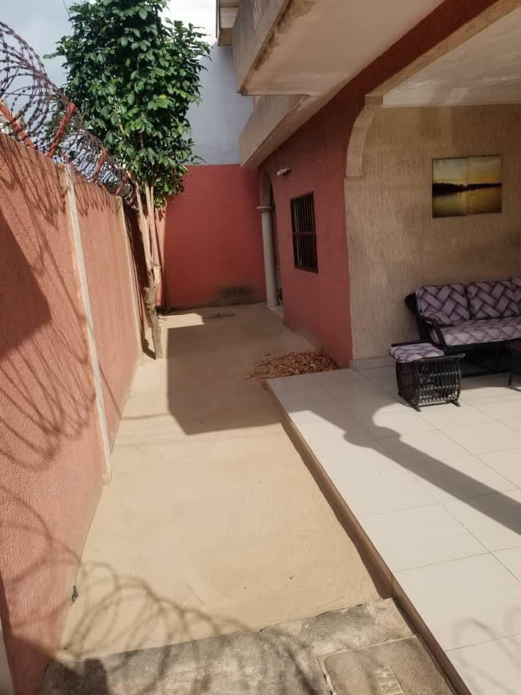 VILLA DUPLEX 8 PIÈCES À VENDRE À HEDZRANAWOÉ – 352 m² | TITRE FONCIER GLOBAL