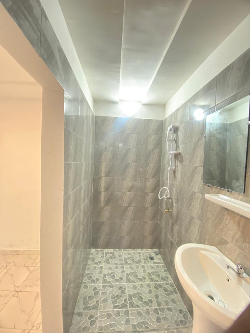 UNE VILLA 3 PIÈCES À LOUER À ADÉWUI À 100M DES PAVÉS
