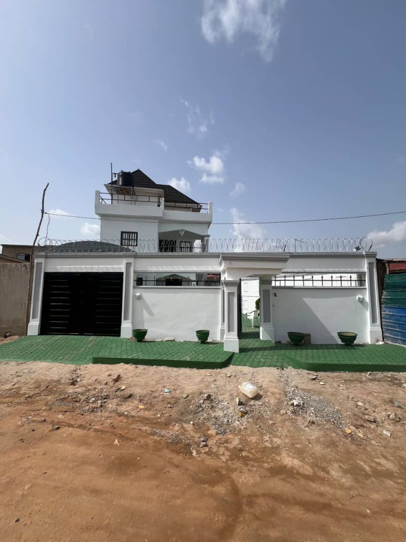 VILLA 6 PIÈCES À VENDRE À ZANGUÉRA KLÉMÉ – 300m²