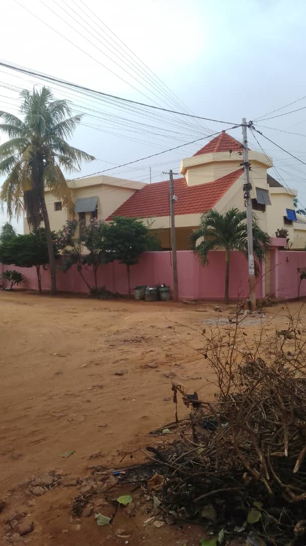 À VENDRE – Villa 7 pièces en angle de rue à Hedzranawoé | Demi-lot | 90 millions FCFA