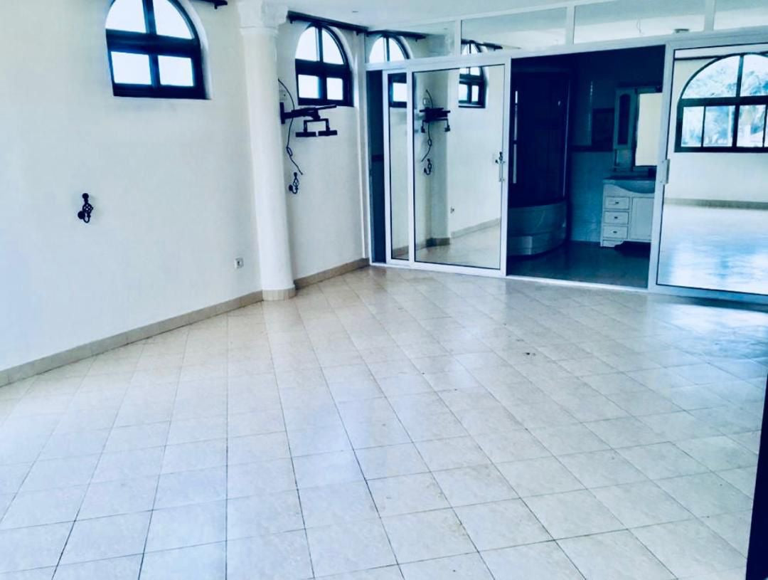 VILLA 8 PIÈCES À VENDRE À NUKAFU – 50M DU GOUDRON – ANGLE DE RUE