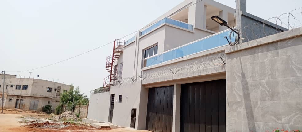 VILLA 7 PIÈCES À VENDRE À AVENOU – 300 m² – TITRE FONCIER