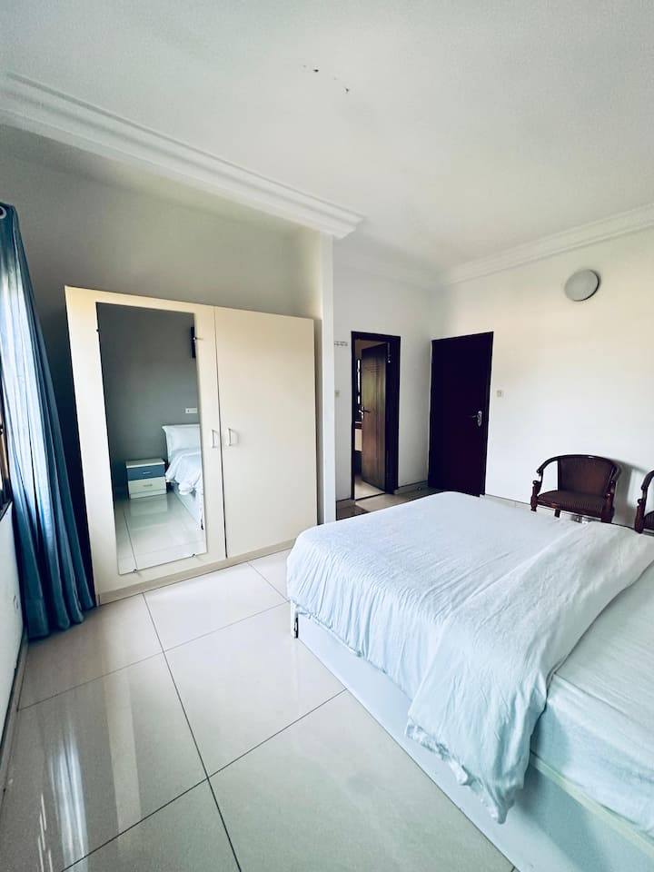 À LOUER – VILLA MEUBLÉE DUPLEX DE 8 PIÈCES AVEC PISCINE À AVEPOZO – 2 500 000 F CFA/MOIS OU 200 000 F/JOUR