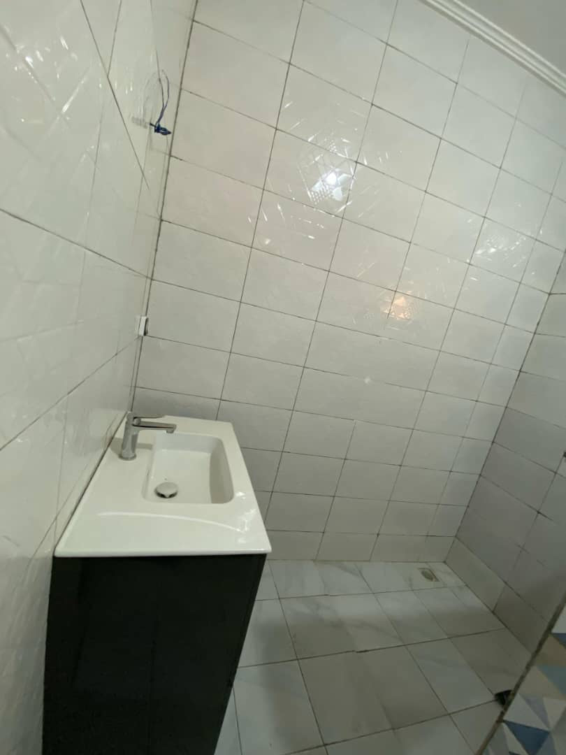 VILLA 9 PIÈCES À LOUER À TOTSI-ADIDOADIN – 350M DU GOUDRON