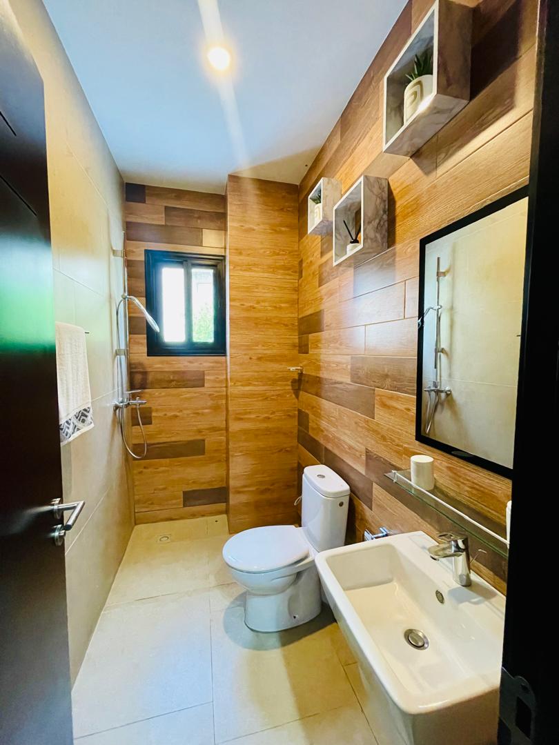 À LOUER : VILLA DUPLEX MEUBLÉ (3 CHAMBRES, BUREAU, GARAGE 2 VOITURES)