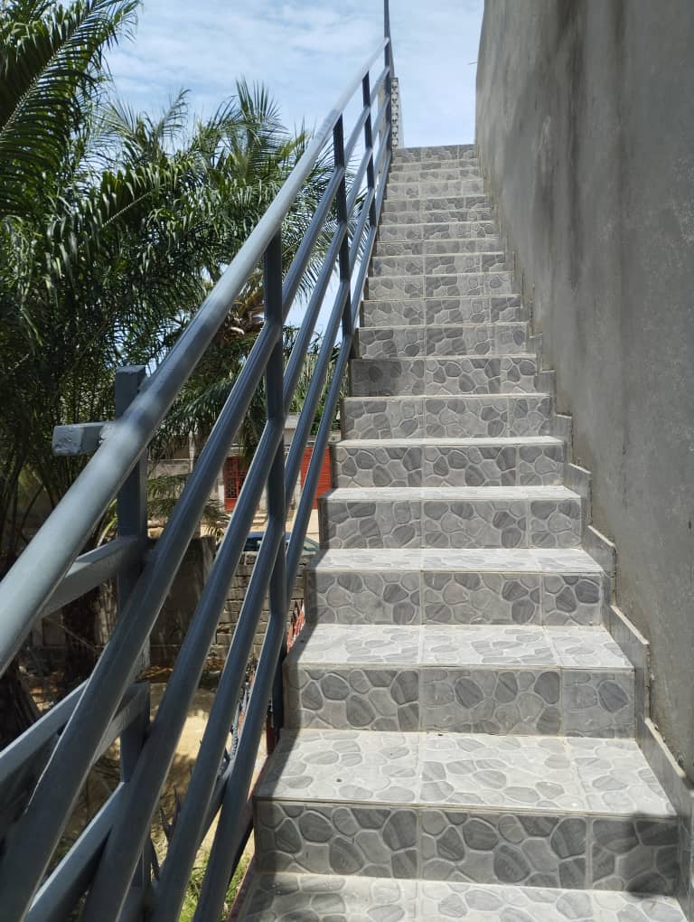 À VENDRE : VILLA DUPLEX DE 5 PIÈCES SUR 300 m² À AGBATA (CÔTÉ NON PLAGE)