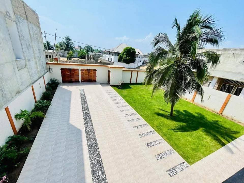 VILLA 10 PIÈCES À VENDRE À LOMÉ - AVÉPOZO
