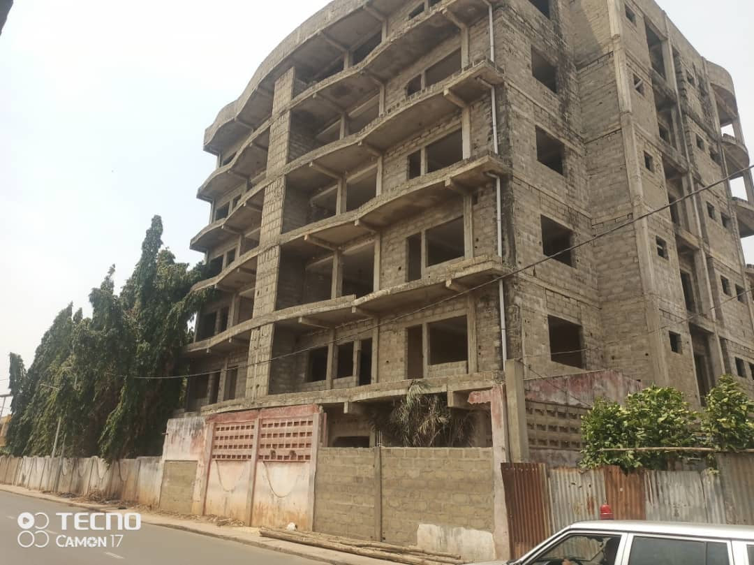 TERRAIN DE 1497M² AVEC IMMEUBLE INACHEVÉ À VENDRE À TOKOIN CICA, À 100M DE LA NATIONALE N°1