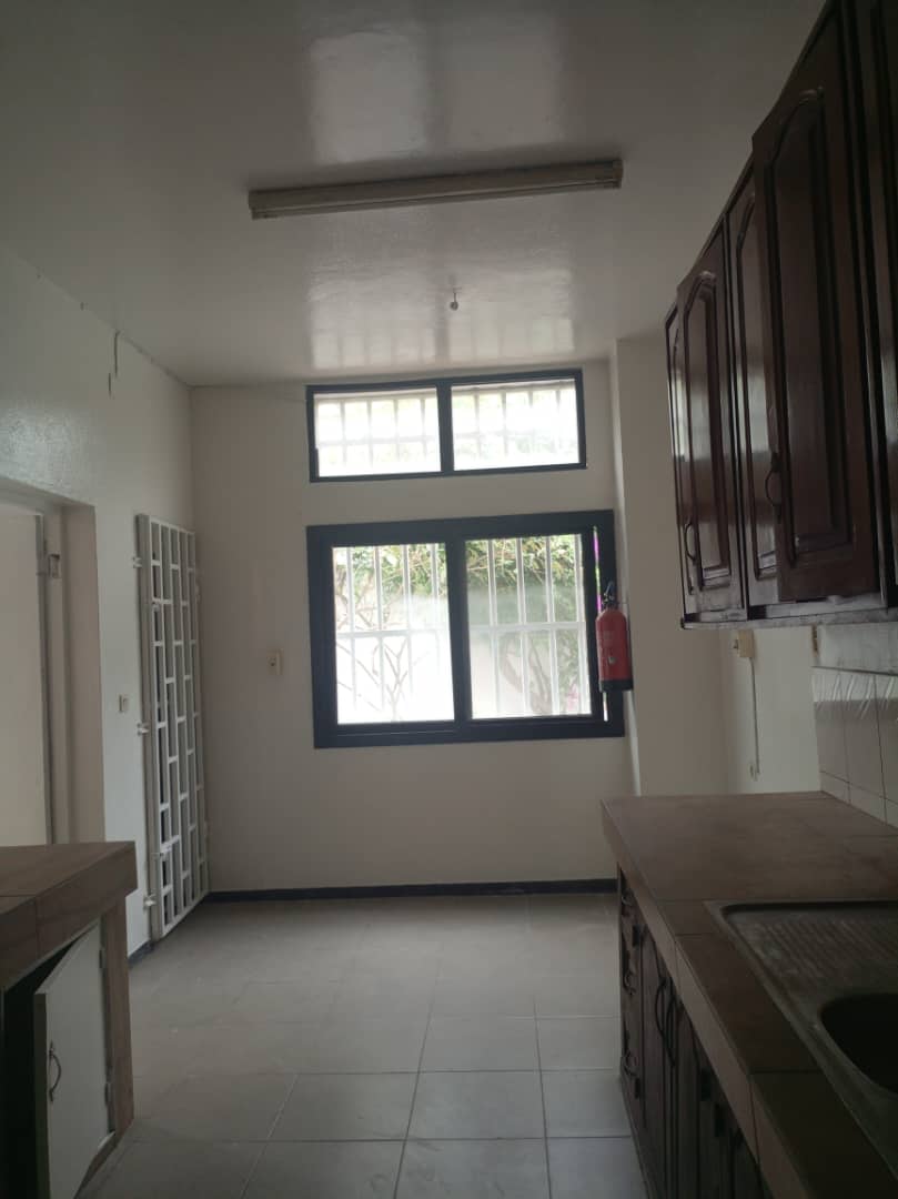 À LOUER : VILLA DUPLEX 5 CHAMBRES + PISCINE À KODJOVIAKOPE – 1 000 000 F/MOIS