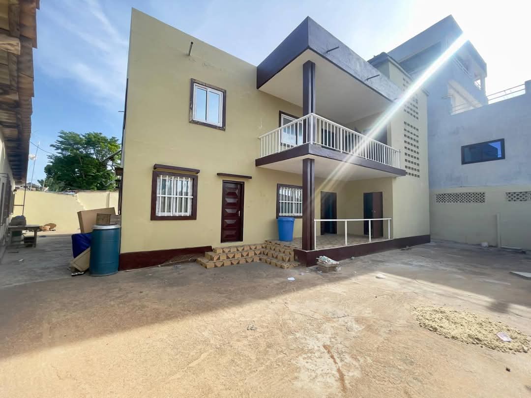 À VENDRE – VILLA DE 9 CHAMBRES + 5 DÉPENDANCES SUR 600m² À NUKAFU – 65 MILLIONS F CFA