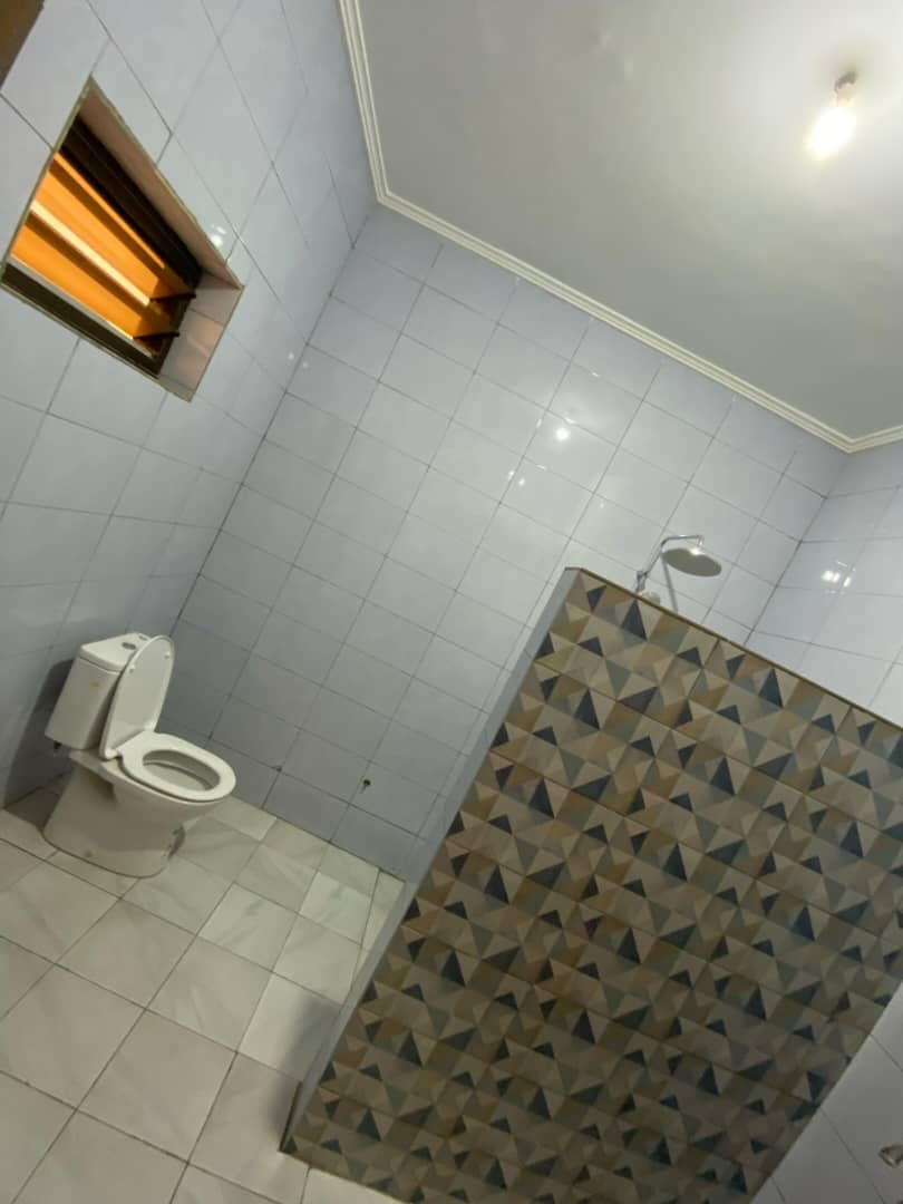VILLA 9 PIÈCES À LOUER À TOTSI-ADIDOADIN – 350M DU GOUDRON