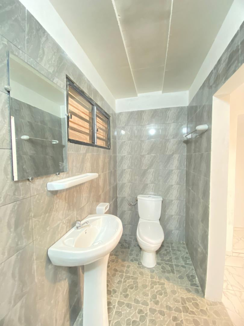 UNE VILLA 3 PIÈCES À LOUER À ADÉWUI À 100M DES PAVÉS