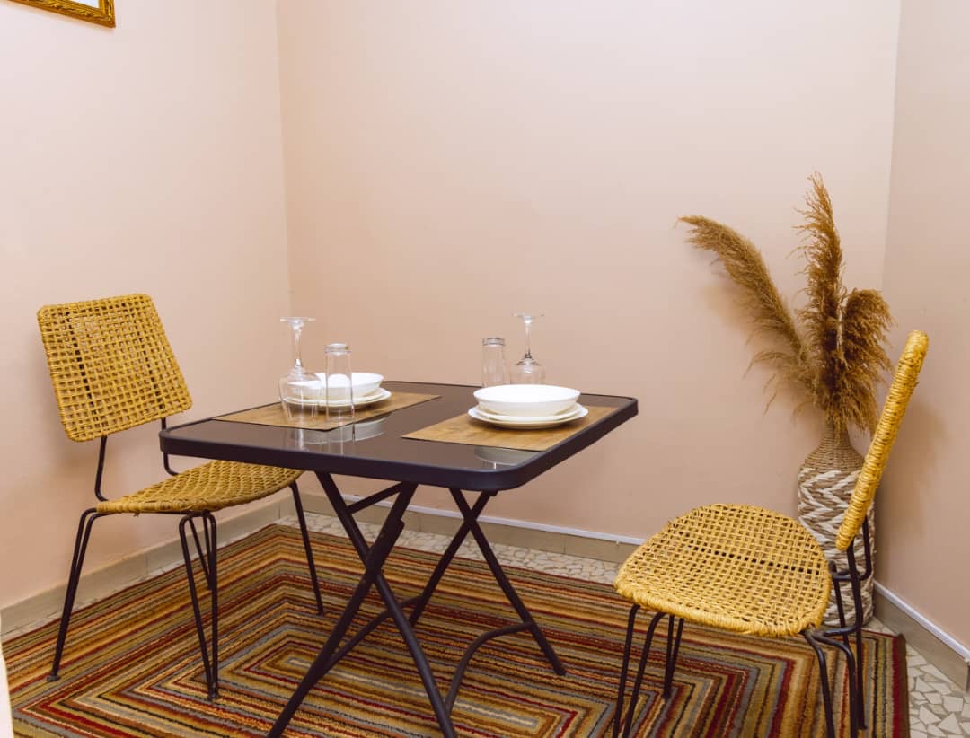 À LOUER – VILLA MEUBLÉE DUPLEX DE 6 PIÈCES AVEC PISCINE, ROOFTOP ET JARDIN À AVÉDJI – 1.400.000F CFA/MOIS