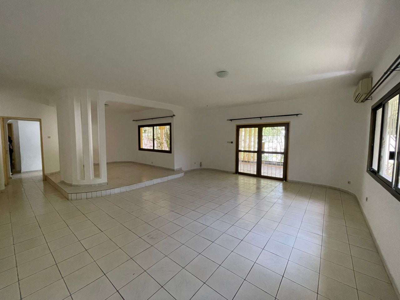 À LOUER – Villa 10 pièces avec piscine sur 900 m² à La Caisse (Résidence du Bénin) | 1.200.000 FCFA/mois