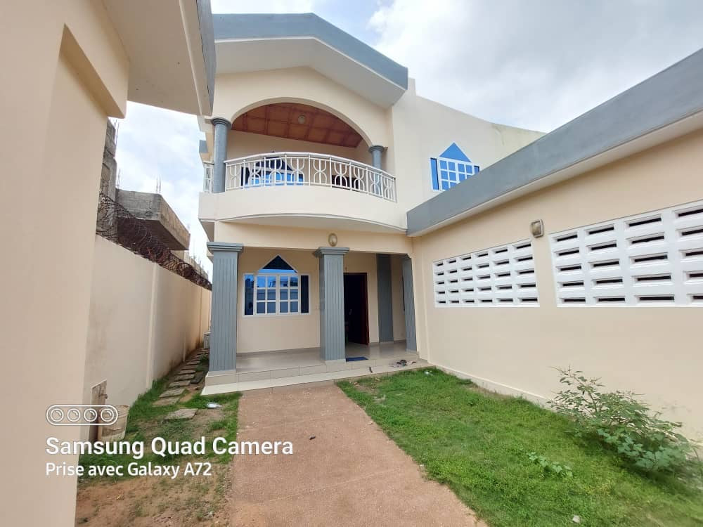 À LOUER – VILLA MEUBLÉE DE 5 PIÈCES À AGOÈ FIL O PARC – 100M DU GOUDRON – 300.000F CFA/MOIS