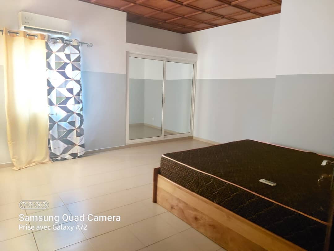 À LOUER – VILLA MEUBLÉE DE 5 PIÈCES À AGOÈ FIL O PARC – 100M DU GOUDRON – 300.000F CFA/MOIS